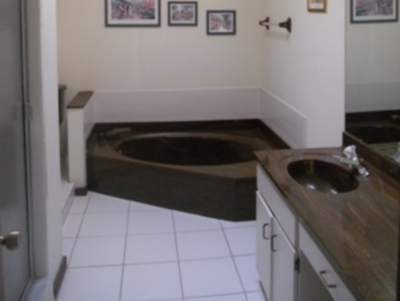 Poolhouse Bathroom